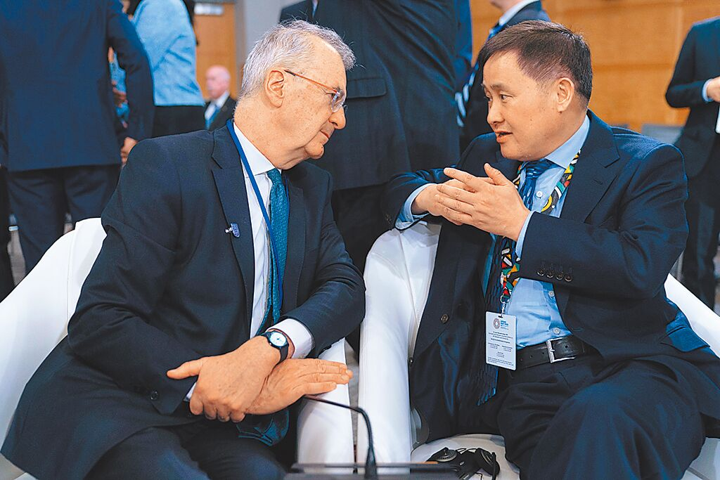 潘功胜（右）在IMFC会议上 美联社